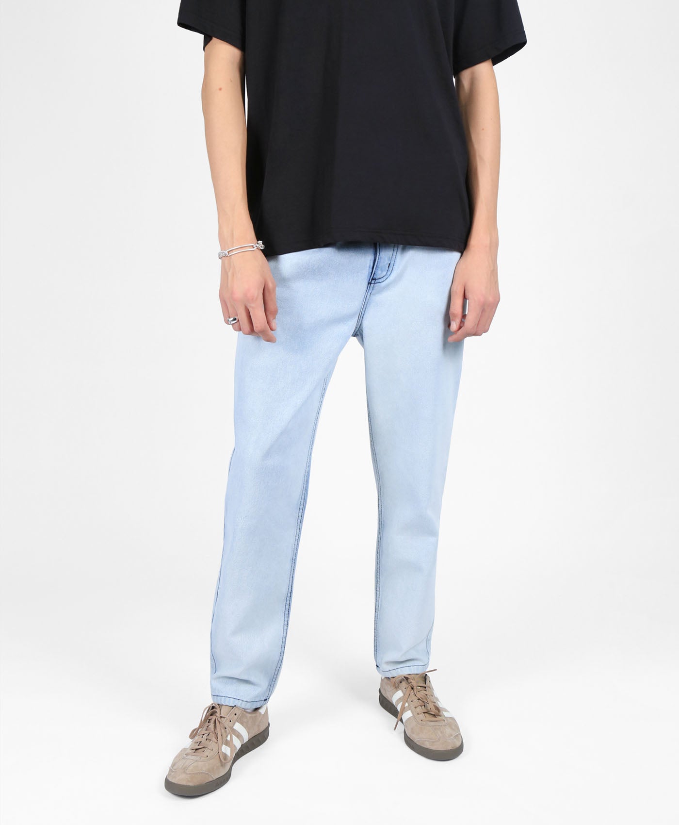 Relaxed Tapered Jeans in Light Blue